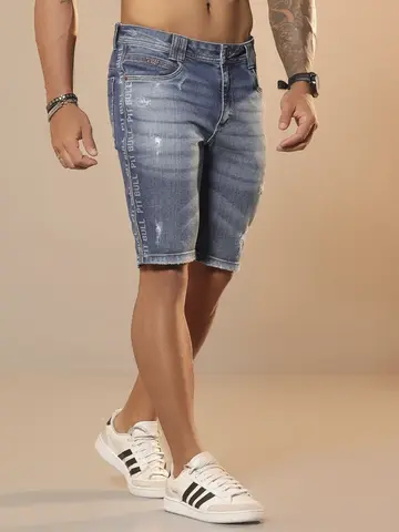 Bermuda Masculina Estilosa com Detalhes Puídos e Escrita Lateral Pit Bull Jeans Luxo
