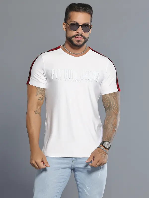 Camiseta Gola V Estilosa com Mangas Personalizadas e Logomania Pit Bull Jeans Luxo