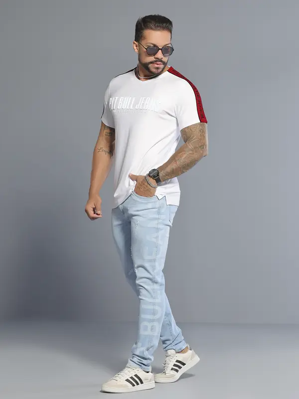 Camiseta Gola V Estilosa com Mangas Personalizadas e Logomania Pit Bull Jeans Luxo