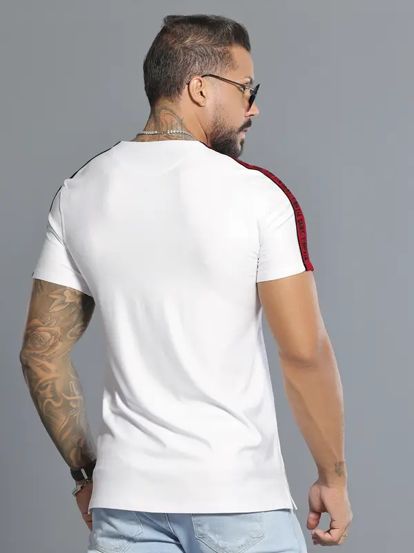 Camiseta Gola V Estilosa com Mangas Personalizadas e Logomania Pit Bull Jeans Luxo