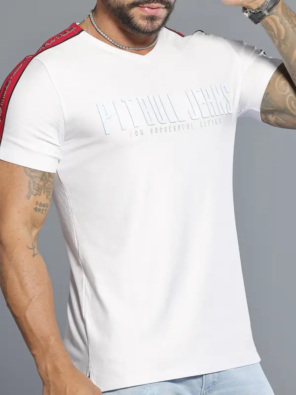 Camiseta Gola V Estilosa com Mangas Personalizadas e Logomania Pit Bull Jeans Luxo