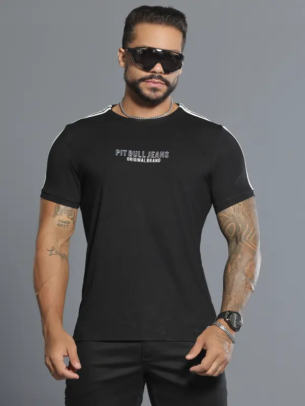 Camiseta Gola O Preta Sofisticada com Logomania em Relevo Pit Bull Jeans Luxo
