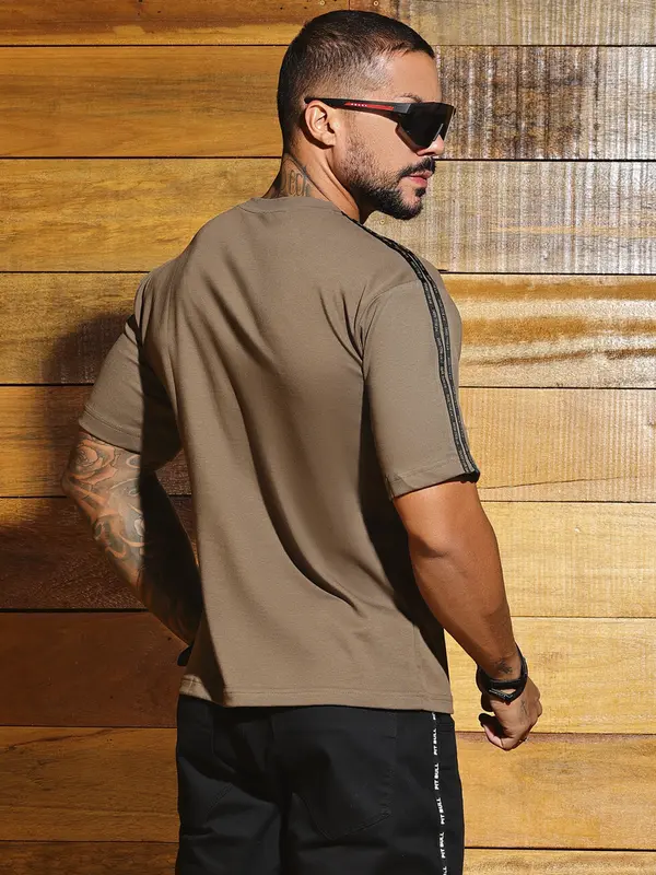 Camiseta Masculina Estilosa e Versátil com Detalhes nas Mangas Pit Bull Jeans Luxo