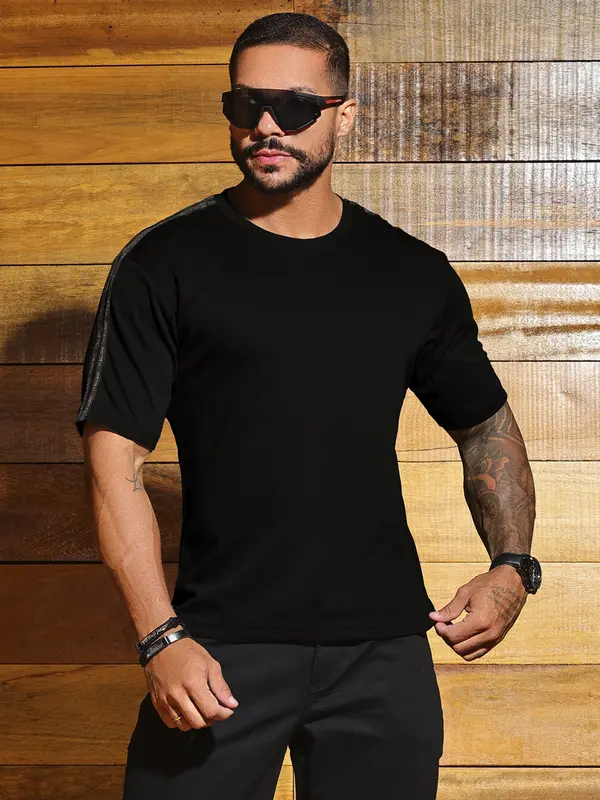 Camiseta Masculina Estilosa e Versátil com Detalhes nas Mangas Pit Bull Jeans Luxo