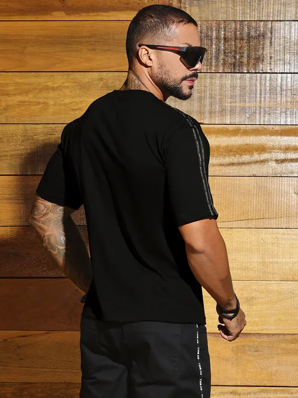 Camiseta Masculina Estilosa e Versátil com Detalhes nas Mangas Pit Bull Jeans Luxo
