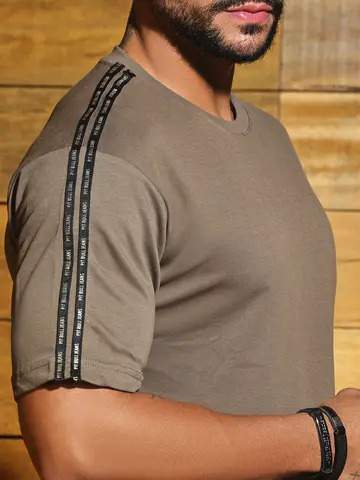 Camiseta Masculina Estilosa e Versátil com Detalhes nas Mangas Pit Bull Jeans Luxo