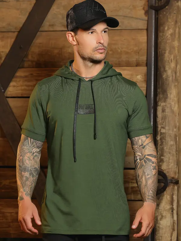 Camiseta Masculina com Capuz Estiloso e Estampa em Relevo Pit Bull Jeans Luxo