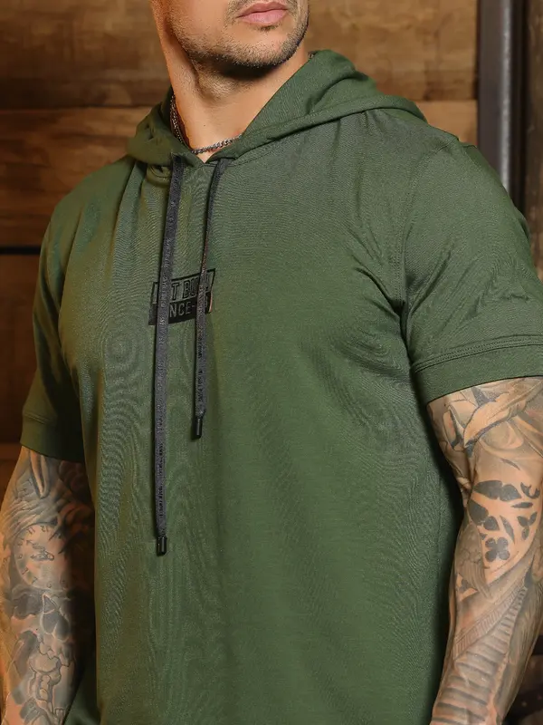Camiseta Masculina com Capuz Estiloso e Estampa em Relevo Pit Bull Jeans Luxo