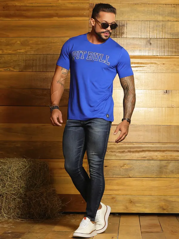 Camiseta Gola O Sofisticada e Casual com Estampa em Relevo Pit Bull Jeans Luxo
