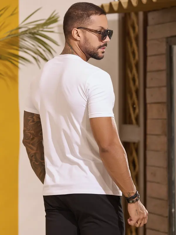 Camiseta Gola O Casual e Sofisticada com Plaquinha Pit Bull Jeans Premium