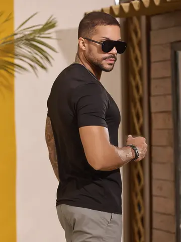 Camiseta Gola O Casual e Sofisticada com Plaquinha Pit Bull Jeans Premium