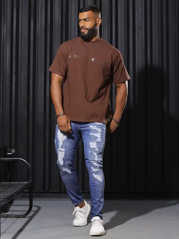 Camiseta Gola O Oversized Sofisticada e Casual com Estampa em Relevo Pit Bull Jeans Luxo