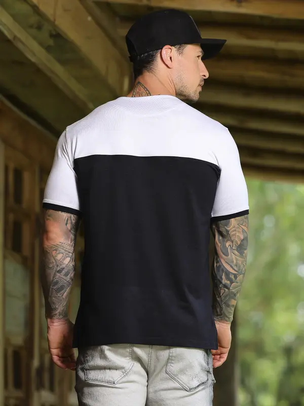 Camiseta Gola O Sofisticada com Caimento Confortável e Estampa em Relevo Pit Bull Jeans Luxo
