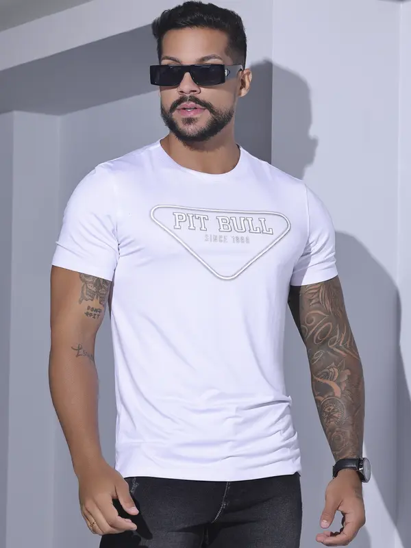 Camiseta Gola O Sofisticada e Confortável com Estampa em Relevo Pit Bull Jeans Luxo