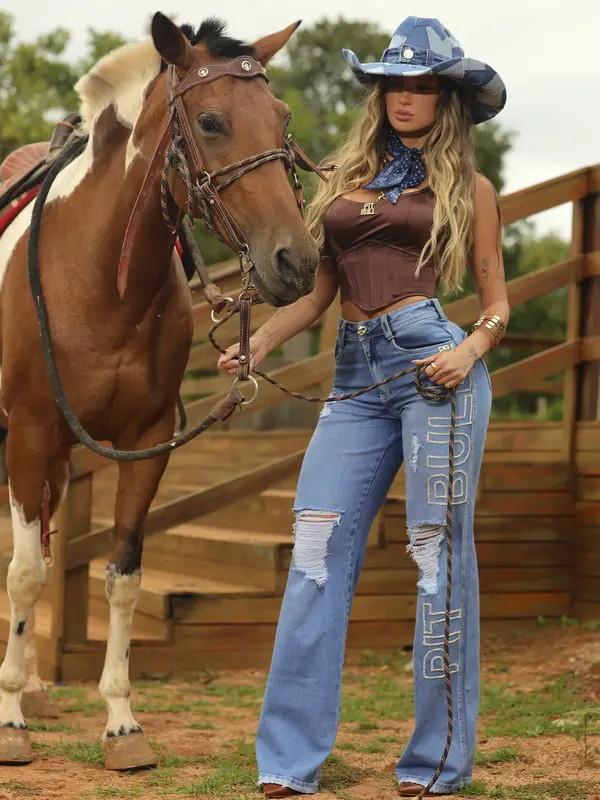 Calça Wide Leg Fashion com Logomania de Strass e Detalhes Destroyeds Pit Bull Jeans Luxo