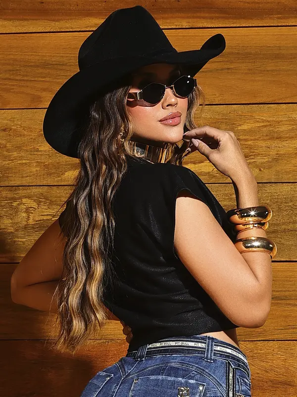 T-Shirt Cropped Autêntica e Confortável com Estampa em Relevo Pit Bull Jeans Luxo