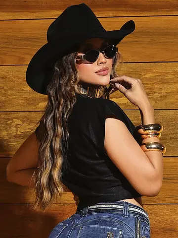 T-Shirt Cropped Autêntica e Confortável com Estampa em Relevo Pit Bull Jeans Luxo