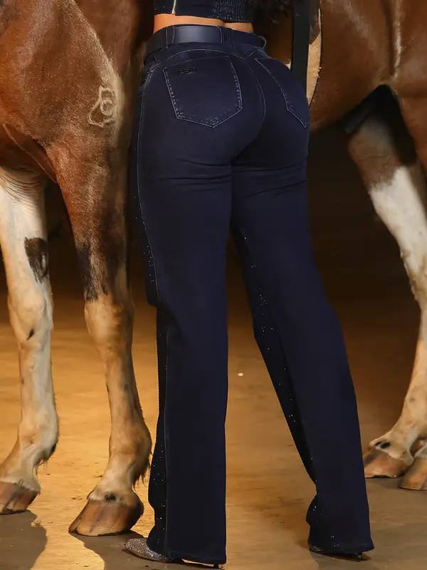 Calça Hot Pants Reta Estilosa com Detalhes de Strass Pit Bull Jeans Luxo