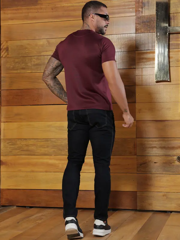 Camiseta Gola O Estilosa e Sofisticada com Estampa Metalizada Pit Bull Jeans Luxo