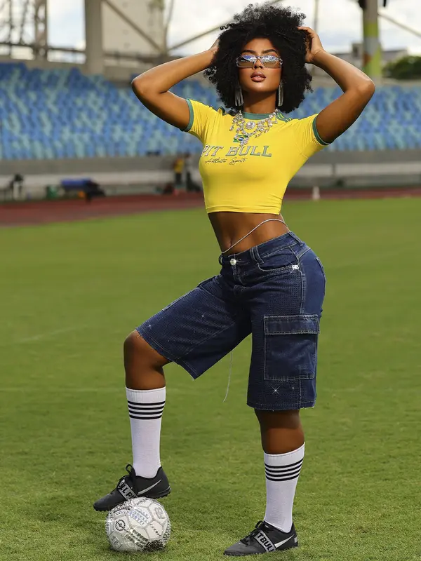 Cropped T-Shirt Autêntico com Estampa Relevo e Detalhes Esportivos Pit Bull Jeans Luxo