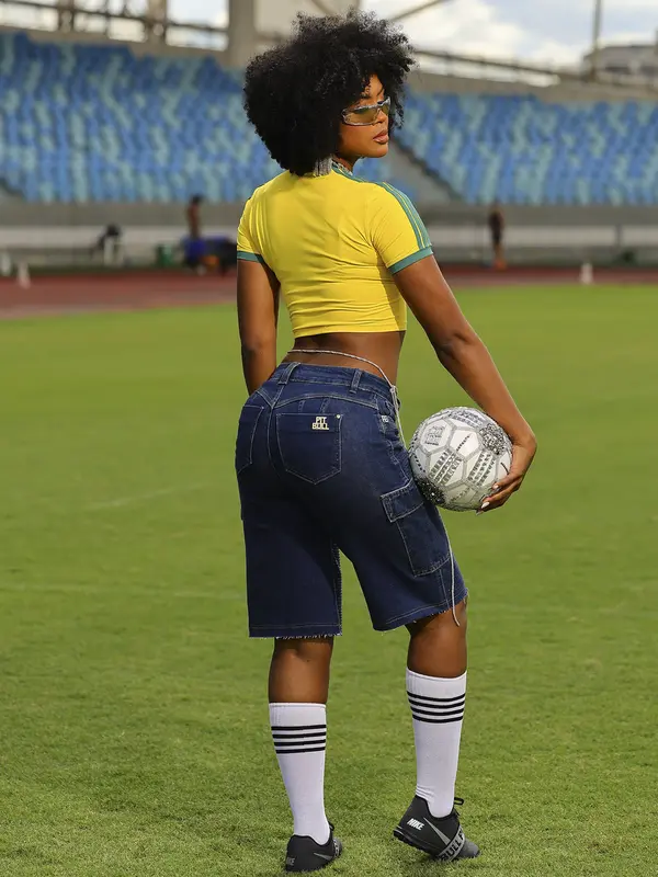 Cropped T-Shirt Autêntico com Estampa Relevo e Detalhes Esportivos Pit Bull Jeans Luxo
