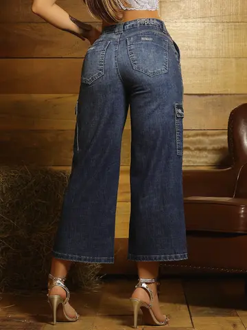 Calça Pantacourt Estilosa com Bolsos Cargo e Detalhes de Strass Pit Bull Jeans Luxo