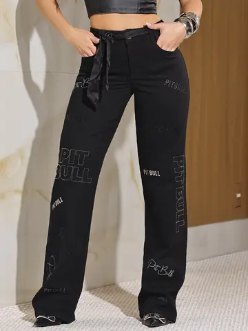 Calça Wide Leg Fashion com Cinto e Escrita em Pedrarias Pit Bull Jeans Luxo