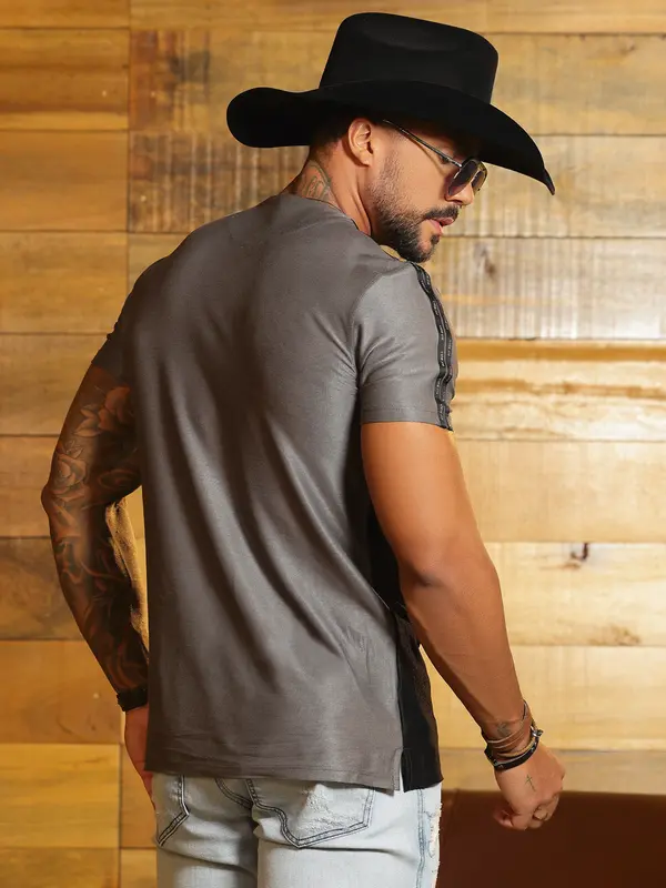 Camiseta Gola V Sofisticada e Versátil com Detalhes Personalizados Pit Bull Jeans Luxo