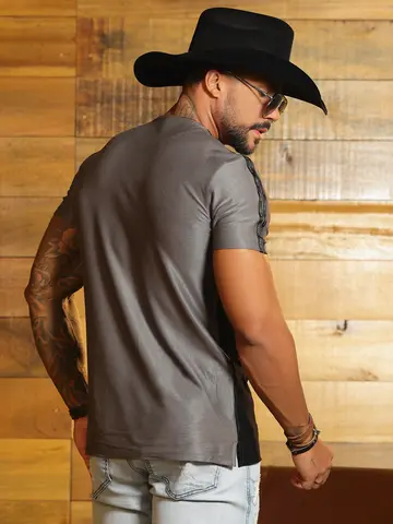 Camiseta Gola V Sofisticada e Versátil com Detalhes Personalizados Pit Bull Jeans Luxo