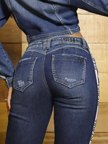 Calça Boyfriend Autêntica com Detalhes Destroyeds e Faixas Laterais Pit Bull Jeans Luxo