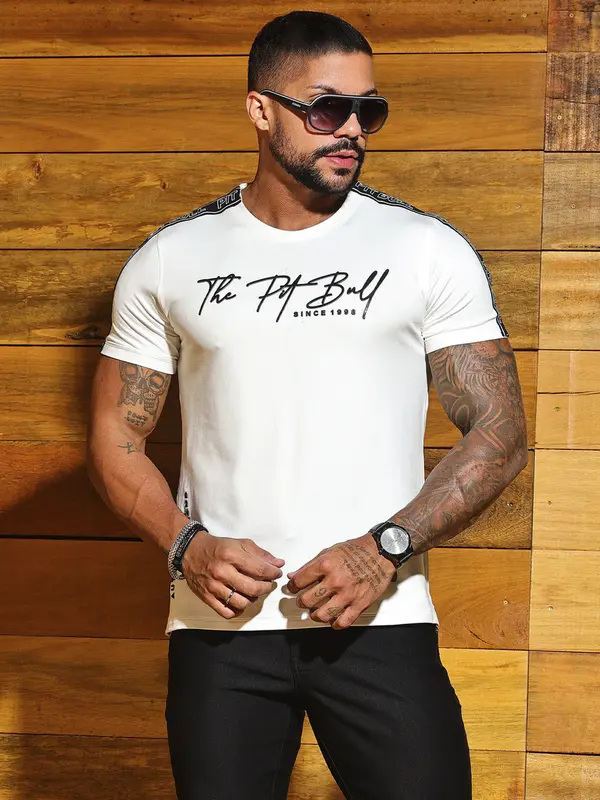 Camiseta Masculina Autêntica com Estampa em Relevo e Detalhes nos Ombros Pit Bull Jeans Luxo