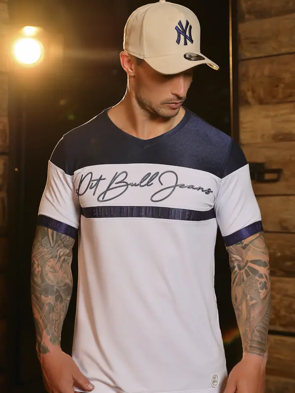 Camiseta Gola V Sofisticada com Estilo Esportivo e Logomania em Relevo Pit Bull Jeans Luxo