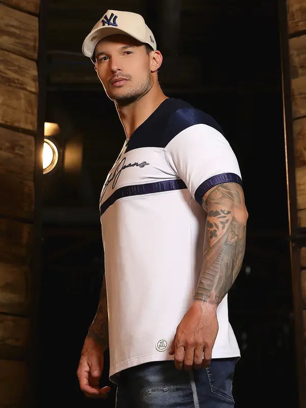 Camiseta Gola V Sofisticada com Estilo Esportivo e Logomania em Relevo Pit Bull Jeans Luxo