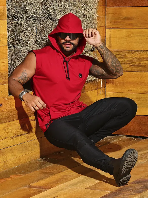 Camiseta Masculina Versátil com Capuz e Estampa em Relevo Pit Bull Jeans Luxo