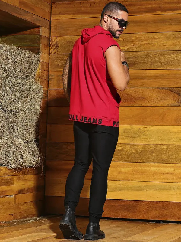 Camiseta Masculina Versátil com Capuz e Estampa em Relevo Pit Bull Jeans Luxo