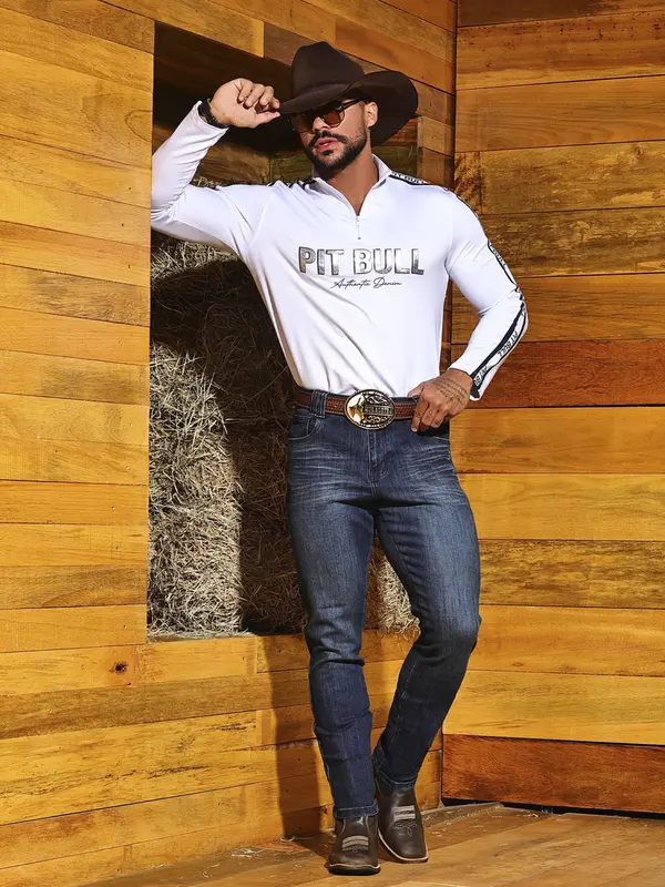 Camiseta Masculina Gola Alta Autêntica e Elegante com Estampa em Relevo Pit Bull Jeans Luxo