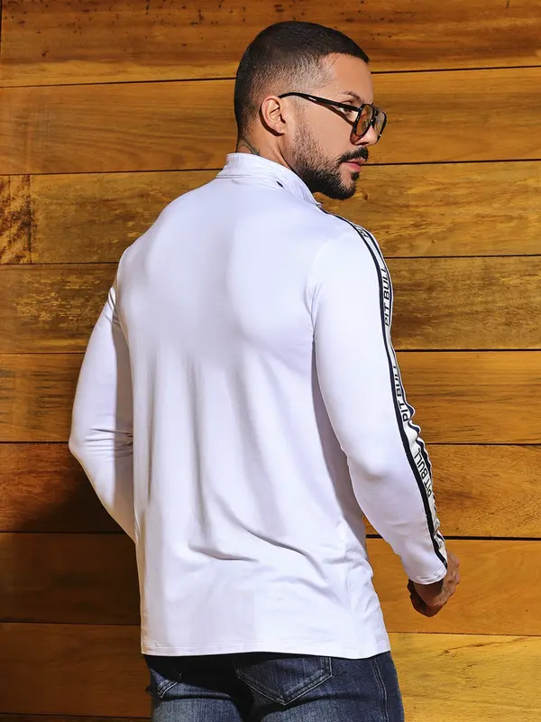 Camiseta Masculina Gola Alta Autêntica e Elegante com Estampa em Relevo Pit Bull Jeans Luxo