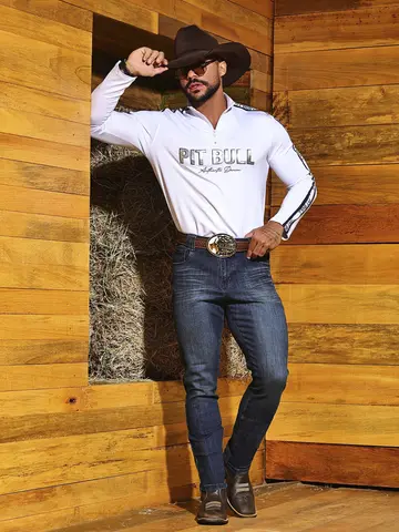 Camiseta Masculina Gola Alta Autêntica e Elegante com Estampa em Relevo Pit Bull Jeans Luxo