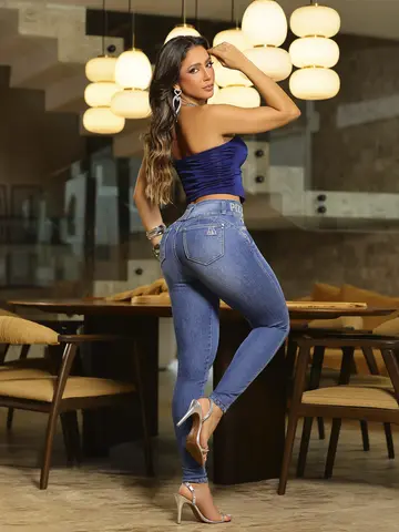 Calça Skinny Cós Largo Estilosa e Modeladora com Escrita em Strass Pit Bull Jeans Luxo