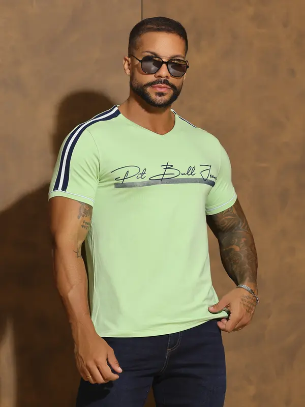 Camiseta Masculina Gola V Estilosa e Verstátil com Escrita em Relevo Pit Bull Jeans Luxo