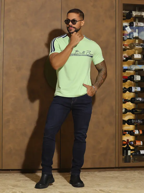 Camiseta Masculina Gola V Estilosa e Verstátil com Escrita em Relevo Pit Bull Jeans Luxo