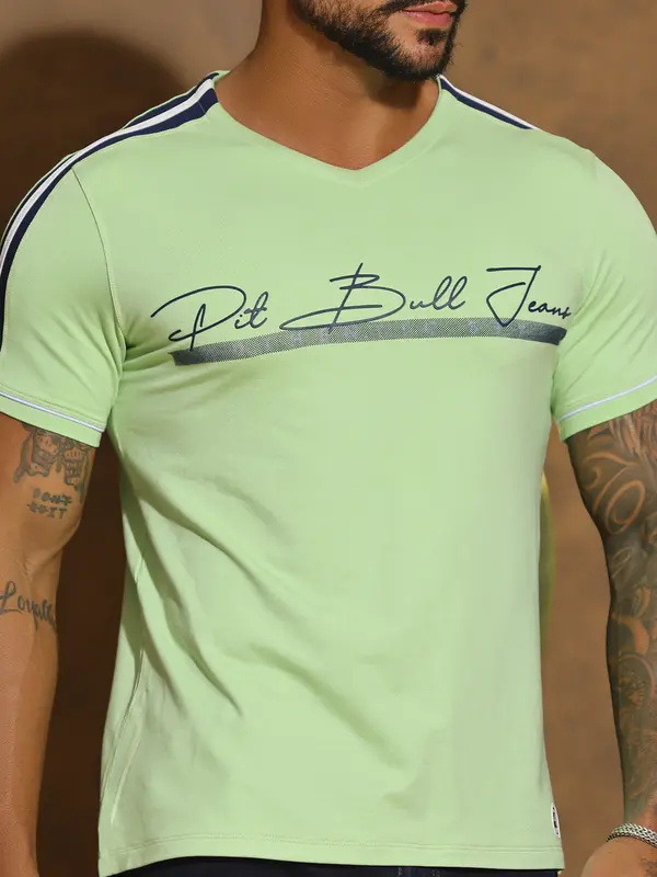 Camiseta Masculina Gola V Estilosa e Verstátil com Escrita em Relevo Pit Bull Jeans Luxo