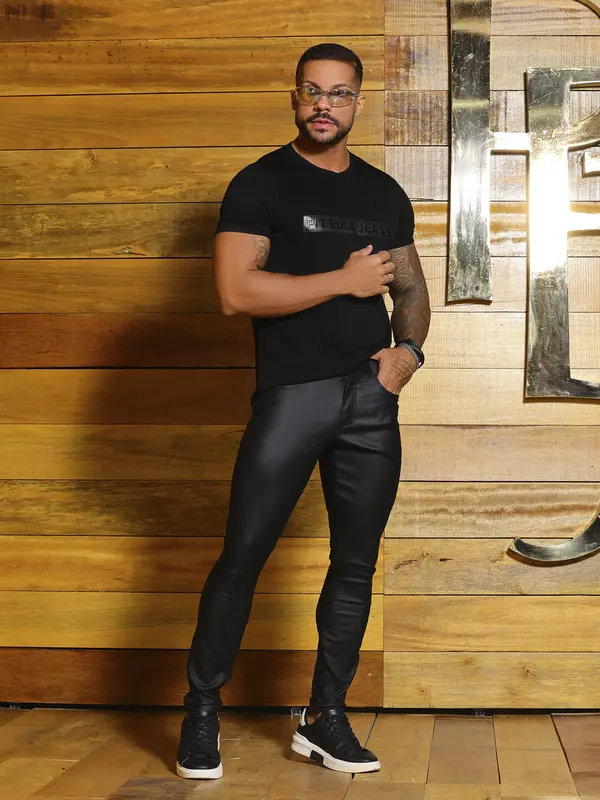 Camiseta Masculina Gola O Sofisticada e Casual com Estampa Frontal Pit Bull Jeans Luxo