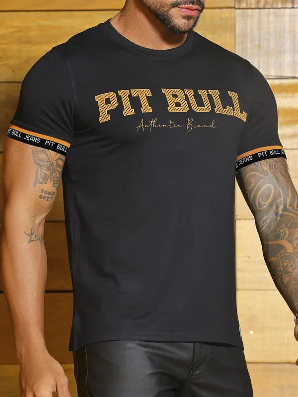 Camiseta Gola O Autêntica com Estampa em Relevo e Mangas Personalizadas Pit Bull Jeans Luxo