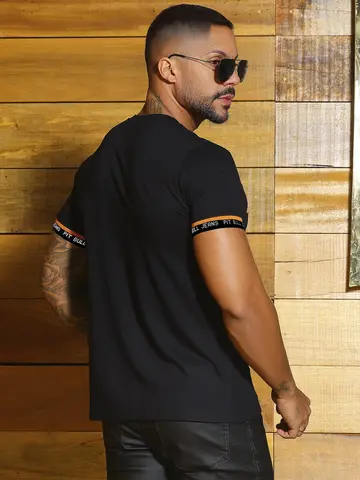 Camiseta Gola O Autêntica com Estampa em Relevo e Mangas Personalizadas Pit Bull Jeans Luxo