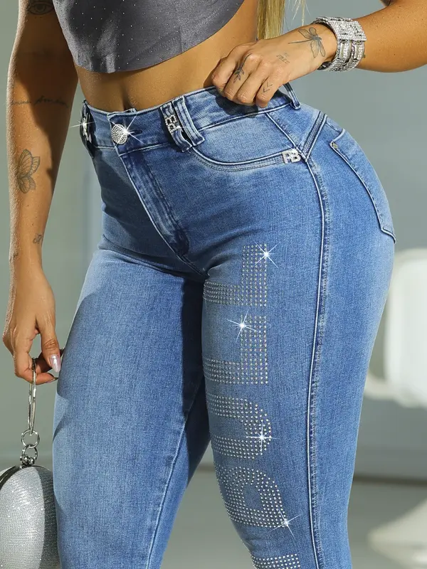 Calça Hot Pants Casual e Modeladora com Escrita em Pedrarias Pit Bull Jeans Premium