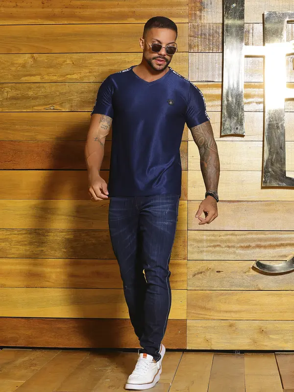 Camiseta Gola V Sofisticada e Elegante com Elástico Personalizado Pit Bull Jeans Luxo