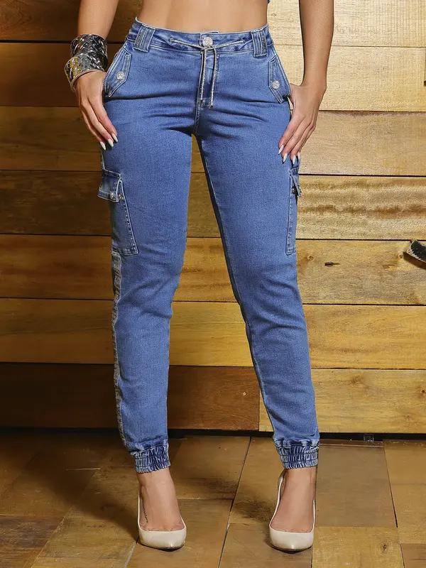 Calça Jogger Estilosa com Cordão de Strass e Bolsos Cargo Pit Bull Jeans Luxo
