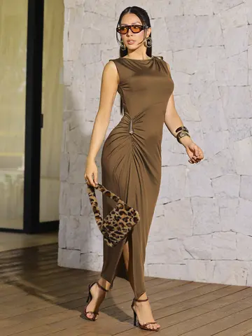 Vestido Longo Elegante e Refinado com Fenda Lateral Empório Pit Bull