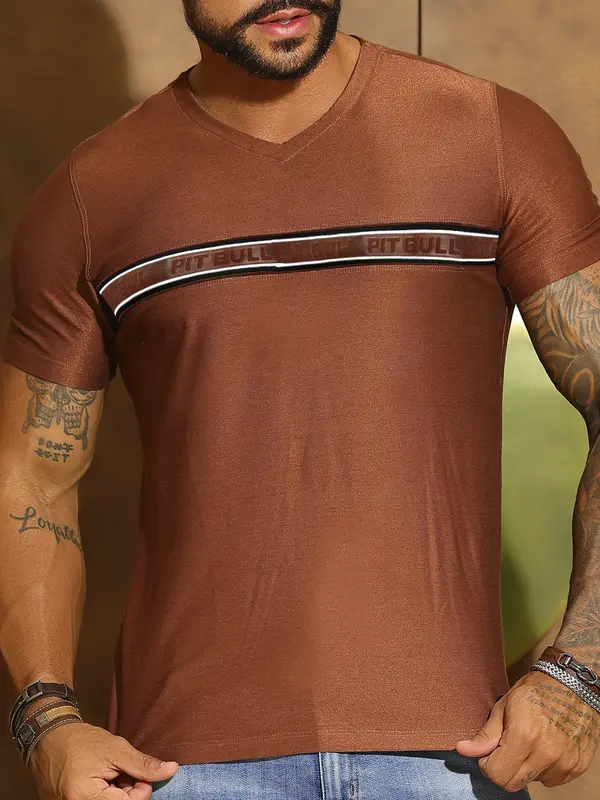 Camiseta Masculina Gola V Autêntica e Confortável com Elástico Pit Bull Jeans Luxo
